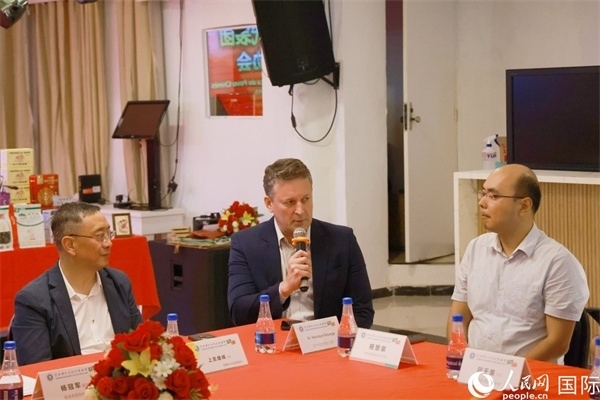 巴西中國(guó)友好協(xié)會(huì)主席恩里克·諾布雷加（中）在座談會(huì)中發(fā)言。人民網(wǎng)記者 陳海琪攝