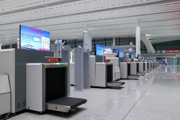 進(jìn)站大廳整齊擺放的安檢儀。
