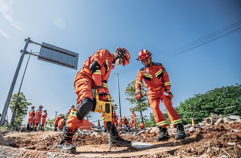 周彩琪和隊(duì)友在救援現(xiàn)場(chǎng)。受訪者供圖