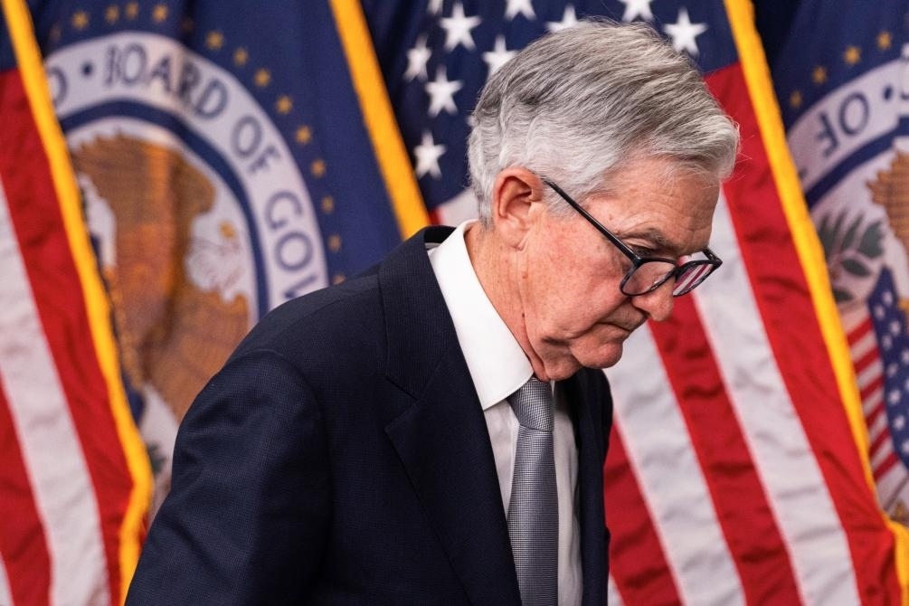 11月1日，美國聯(lián)邦儲(chǔ)備委員會(huì)主席鮑威爾在華盛頓出席記者會(huì)。新華社發(fā)（亞倫攝）