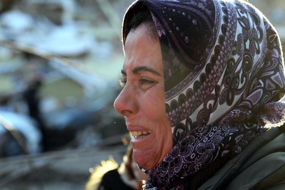 2月8日，在土耳其哈塔伊的一處地震廢墟，當(dāng)?shù)鼐用竦却H人的消息。新華社記者沙達(dá)提攝