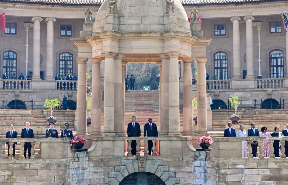 當(dāng)?shù)貢r(shí)間8月22日上午，正在南非進(jìn)行國(guó)事訪問(wèn)的國(guó)家主席習(xí)近平在比勒陀利亞總統(tǒng)府同南非總統(tǒng)拉馬福薩會(huì)談。會(huì)談前，拉馬福薩在總統(tǒng)府廣場(chǎng)為習(xí)近平舉行歡迎儀式。新華社記者 殷博古 攝