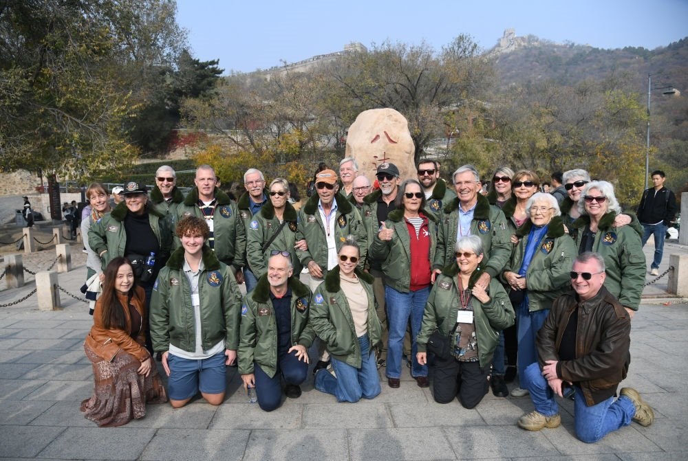 2023年10月29日，飛虎隊(duì)老兵莫耶一行人在北京八達(dá)嶺長(zhǎng)城合影留念。當(dāng)日，美中航空遺產(chǎn)基金會(huì)訪華代表團(tuán)成員陸續(xù)抵達(dá)北京。新華社記者 任超 攝