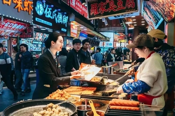 當(dāng)?shù)劂y行工作人員向個(gè)體經(jīng)營(yíng)者介紹金融服務(wù)。受訪者供圖