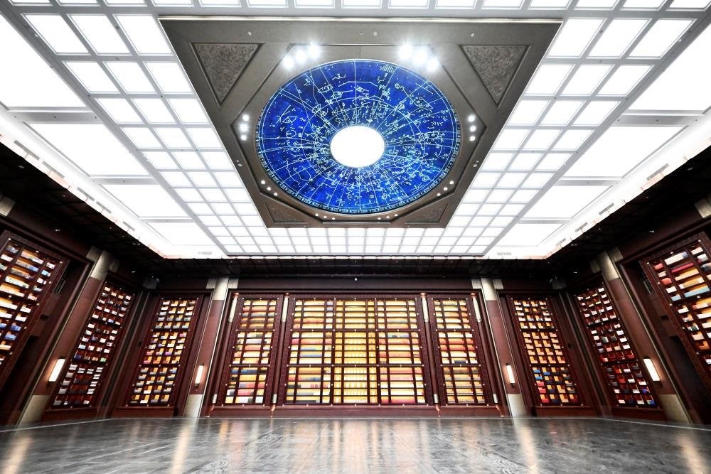 △中國(guó)國(guó)家版本館中央總館“文瀚閣”內(nèi)景。星空穹頂上是一幅宋代石刻天文圖，傳遞著“文瀚閣”的寓意：中華文明如星空般浩瀚璀璨。