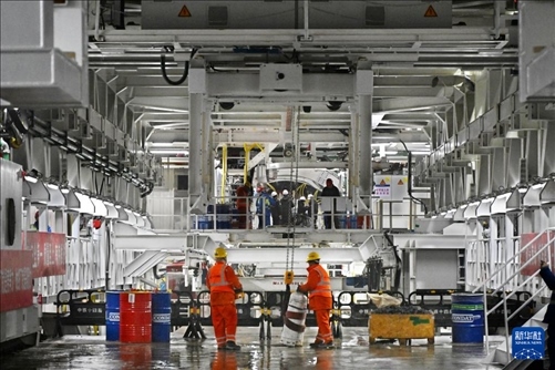 12月30日，建設者在青島膠州灣第二隧道工程南線主線隧道盾構(gòu)掘進現(xiàn)場作業(yè)。新華社記者 李紫恒 攝