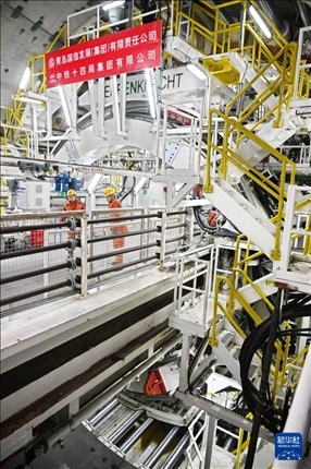 12月30日，建設者在青島膠州灣第二隧道工程南線主線隧道盾構(gòu)掘進現(xiàn)場作業(yè)。新華社記者 李紫恒 攝