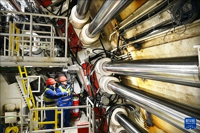 12月30日，中鐵十四局技術(shù)人員在盾構(gòu)掘進開始前檢查“海天號”盾構(gòu)機。新華社記者 李紫恒 攝