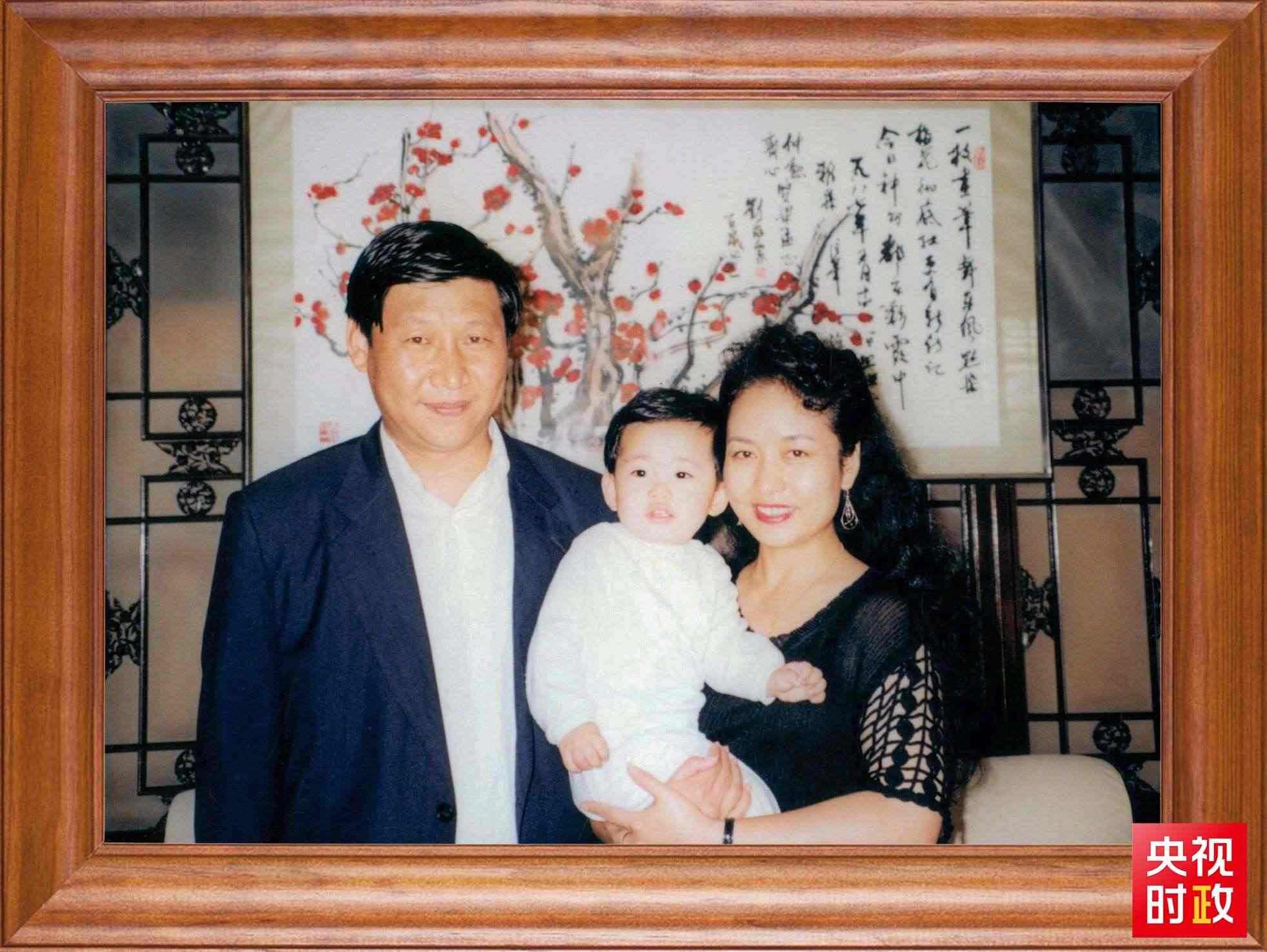 △這是習(xí)近平一家三口的合影。這張照片第一次出現(xiàn)在他的書架上。