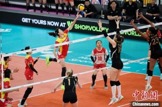 女排世俱杯賽場上，天津渤海銀行女排(紅)對陣巴西海灘女排(黑)。主辦方供圖