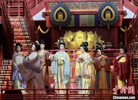 2023年12月31日晚間，在長安十二時(shí)辰主題街區(qū)進(jìn)行的漢服表演。 中新社記者 張一辰 攝