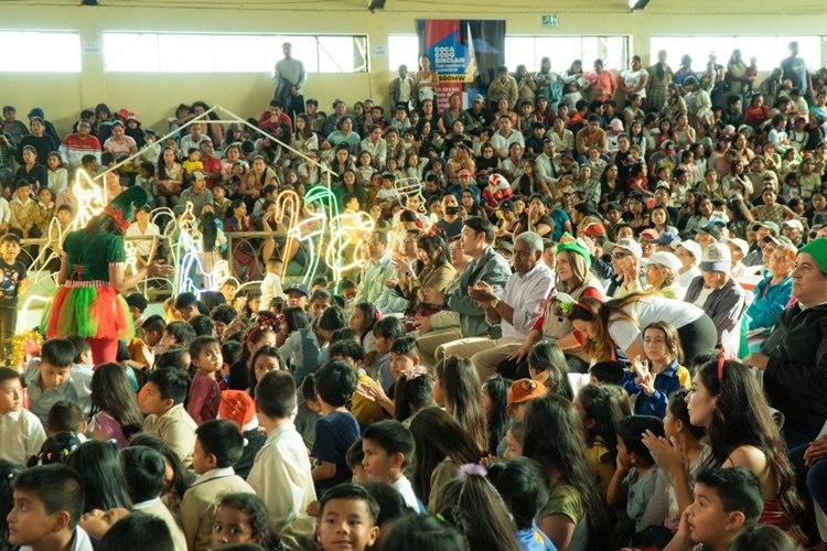 捐贈儀式在埃爾查科市中心的體育館舉行。中國電建厄瓜多爾代表處提供圖