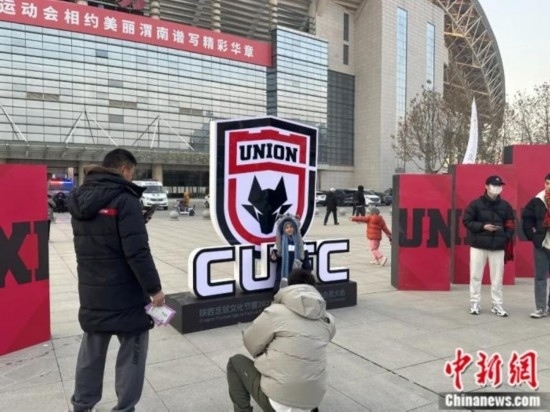 球迷們與隊徽合影。記者 卞立群 攝