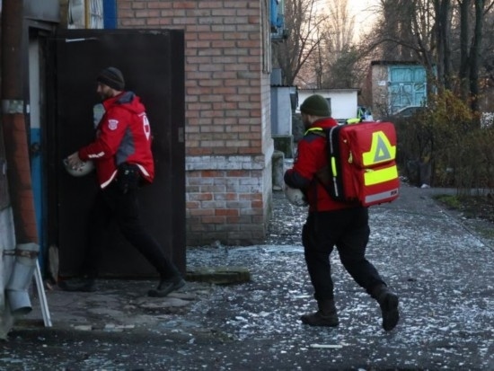  2023年11月25日，烏克蘭紅十字會救援人員在基輔市一棟遭空襲的居民樓實施清理和救助工作。新華社發(fā)（羅曼·佩圖什科夫攝）