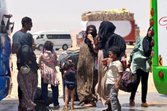  2023年4月27日，在埃及南部與蘇丹交界的阿爾根邊境口岸，人們離開蘇丹進入埃及境內(nèi)。新華社發(fā)（拉德萬攝）