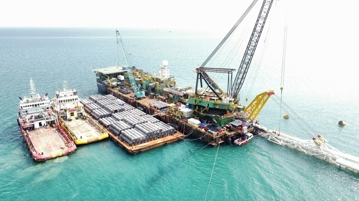 印尼拉維拉維項(xiàng)目52英寸海管拖拉頭準(zhǔn)確抵達(dá)登陸點(diǎn)。主辦方供圖