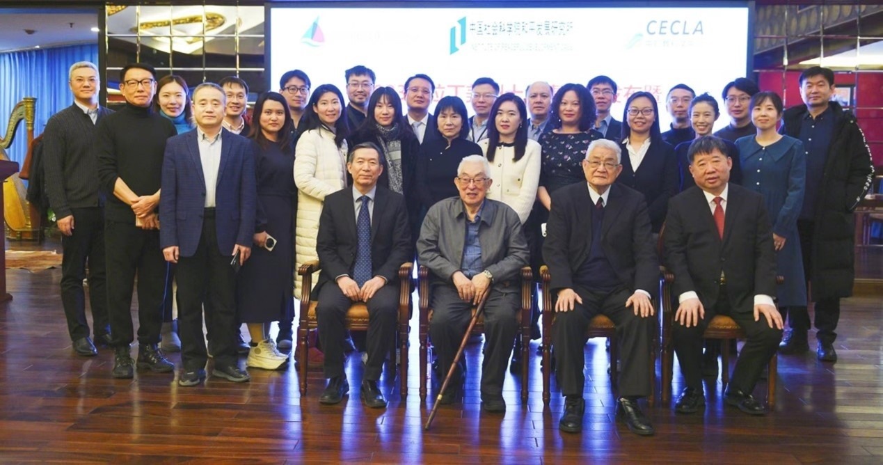 與會(huì)專家學(xué)者舉行合影。主辦方供圖