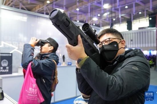 1月6日，觀眾在警營開放周活動現(xiàn)場體驗警用激光炫目槍。
