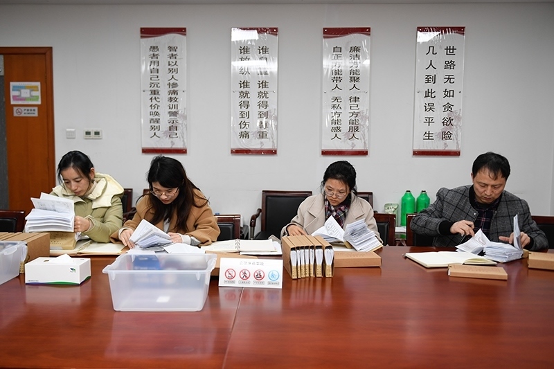 2020年1月8日，浙江寧波市北侖區(qū)紀委工作人員在檢查北侖區(qū)大數(shù)據(jù)發(fā)展管理中心2019年的公款消費票據(jù)，查找是否存在違規(guī)問題。