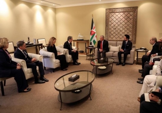 1月7日，約旦國王阿卜杜拉二世（中右）在安曼會(huì)見到訪的美國國務(wù)卿布林肯（中左）。新華社發(fā)（約旦王宮供圖）