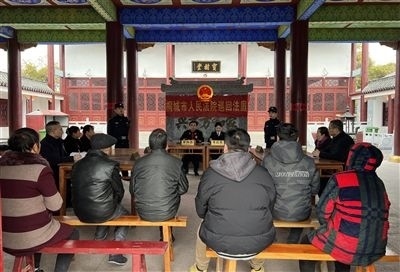  圖③：庭審在謝氏祠堂內(nèi)進行。