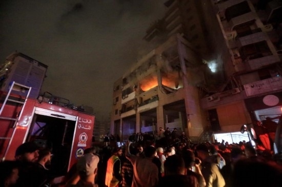 1月2日，人們聚集在黎巴嫩貝魯特南郊的以色列無人機(jī)襲擊現(xiàn)場。新華社發(fā)（比拉爾·賈維希攝）