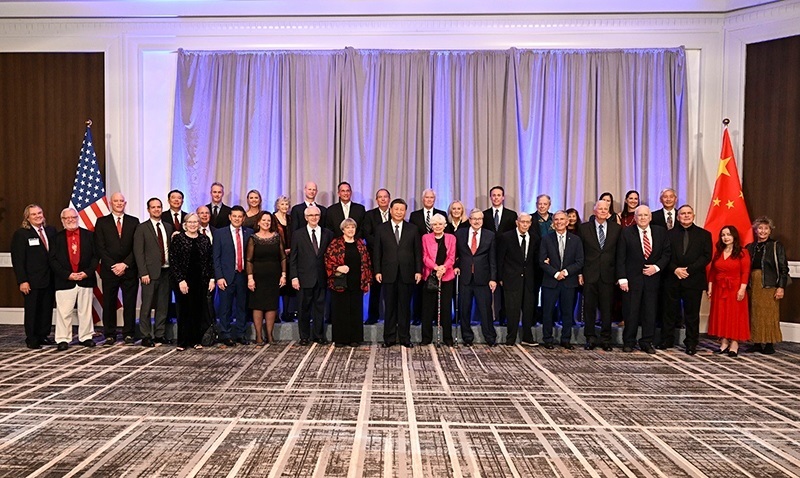 這是美國友好團(tuán)體聯(lián)合歡迎宴會(huì)開始前，習(xí)近平主席會(huì)見飛虎隊(duì)和史迪威將軍后人、鼓嶺、艾奧瓦州、華盛頓州等方面友好人士代表，同他們親切交談并合影留念。