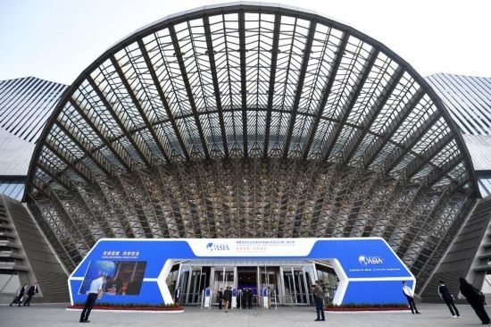 2023年10月30日，參會(huì)嘉賓步入長(zhǎng)沙國(guó)際會(huì)議中心。當(dāng)日，以“全球發(fā)展 共享安全”為主題的博鰲亞洲論壇全球經(jīng)濟(jì)發(fā)展與安全論壇第二屆大會(huì)在湖南長(zhǎng)沙開幕。新華社記者 陳振海 攝