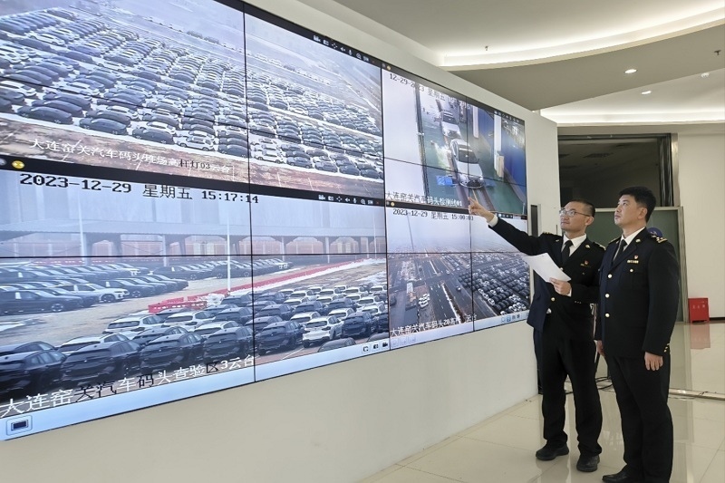 海關(guān)關(guān)員視頻巡查出口汽車場地。李進(jìn)攝