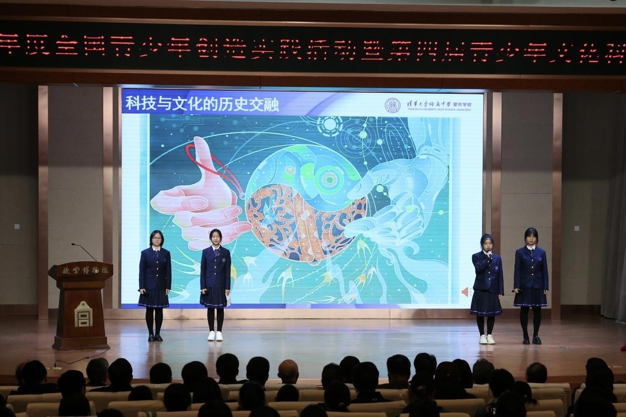 學生展示作品。主辦方供圖