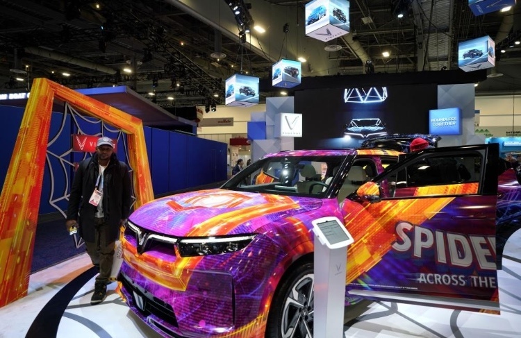 1月11日，人們在美國拉斯維加斯消費電子展越南電動汽車制造商VinFast展臺參觀。新華社記者吳曉凌攝