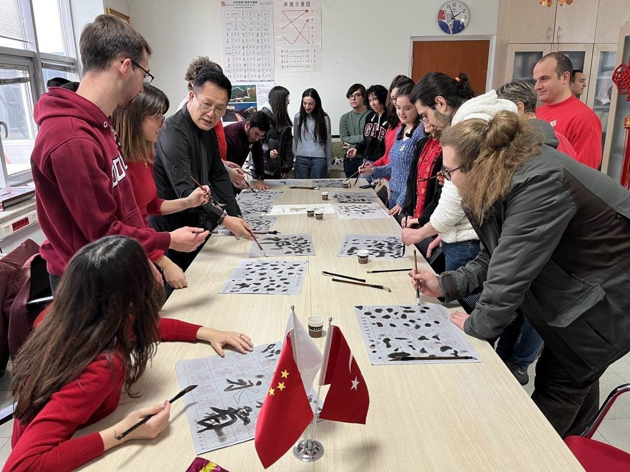 學(xué)生體驗書法。中東技術(shù)大學(xué)孔院供圖