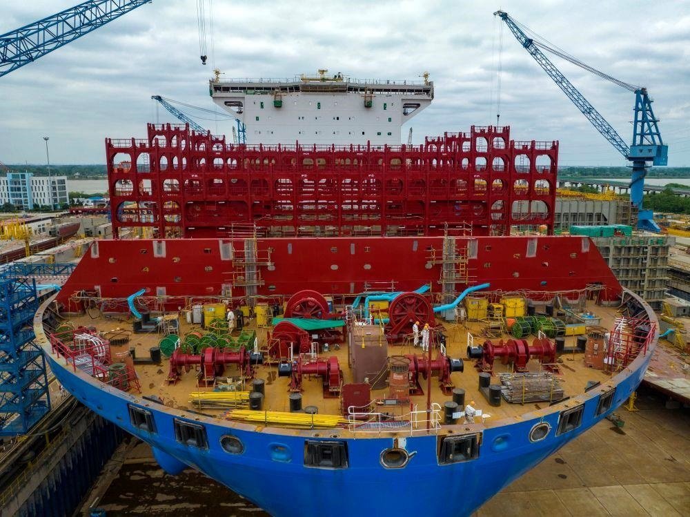 △2023年5月7日，江蘇揚(yáng)州中遠(yuǎn)海運(yùn)重工有限公司工人在作業(yè)。