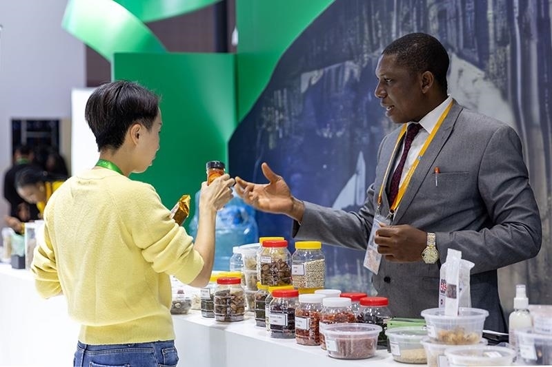 △2023年11月7日，在進(jìn)博會(huì)國家館尼日利亞館，展商介紹尼日利亞產(chǎn)品。