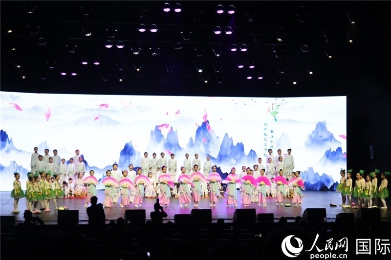 《四季詩韻》童聲詩朗誦表演。人民網(wǎng)記者 任皓宇攝