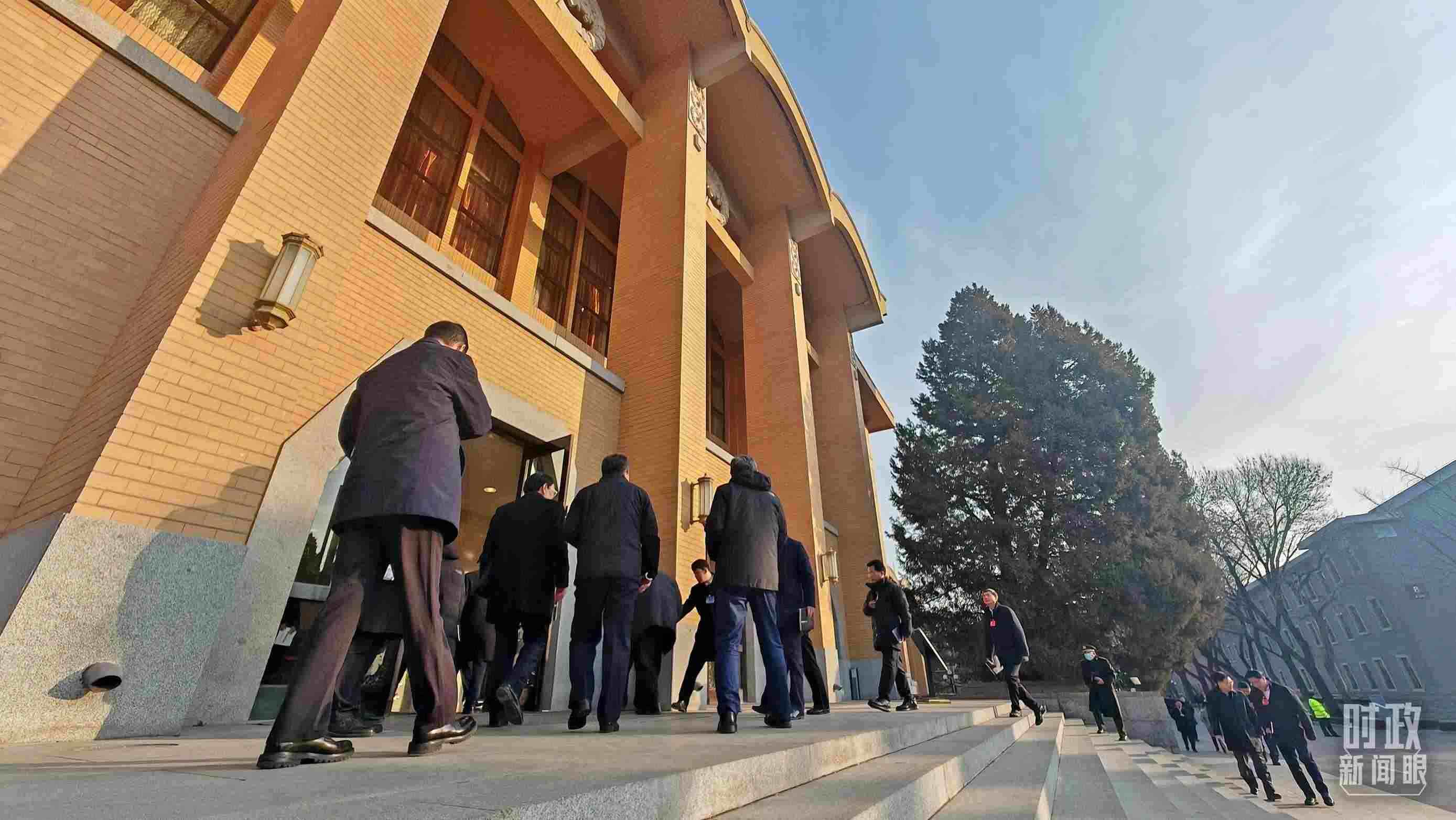 △省部級主要領(lǐng)導干部推動金融高質(zhì)量發(fā)展專題研討班的學員們正在進入會場。（總臺央視記者王策拍攝）