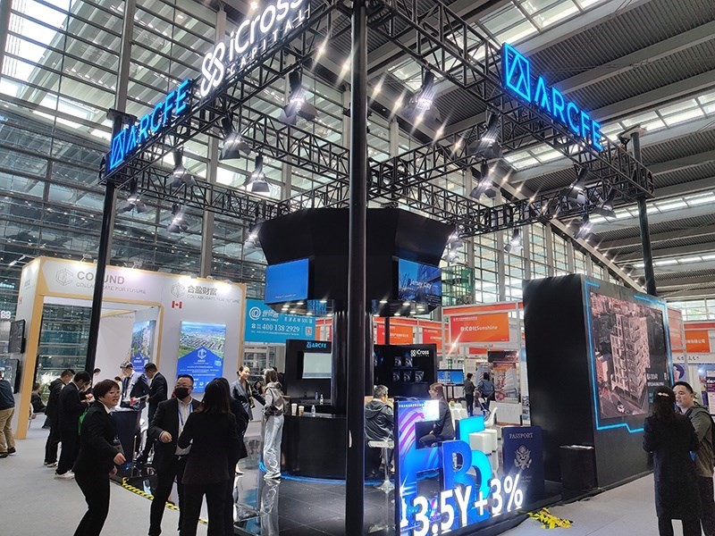 2023年12月16日，第十七屆深圳國(guó)際金融博覽會(huì)在深圳會(huì)展中心開(kāi)幕，近300家金融機(jī)構(gòu)和企業(yè)攜手多款金融產(chǎn)品集中亮相。