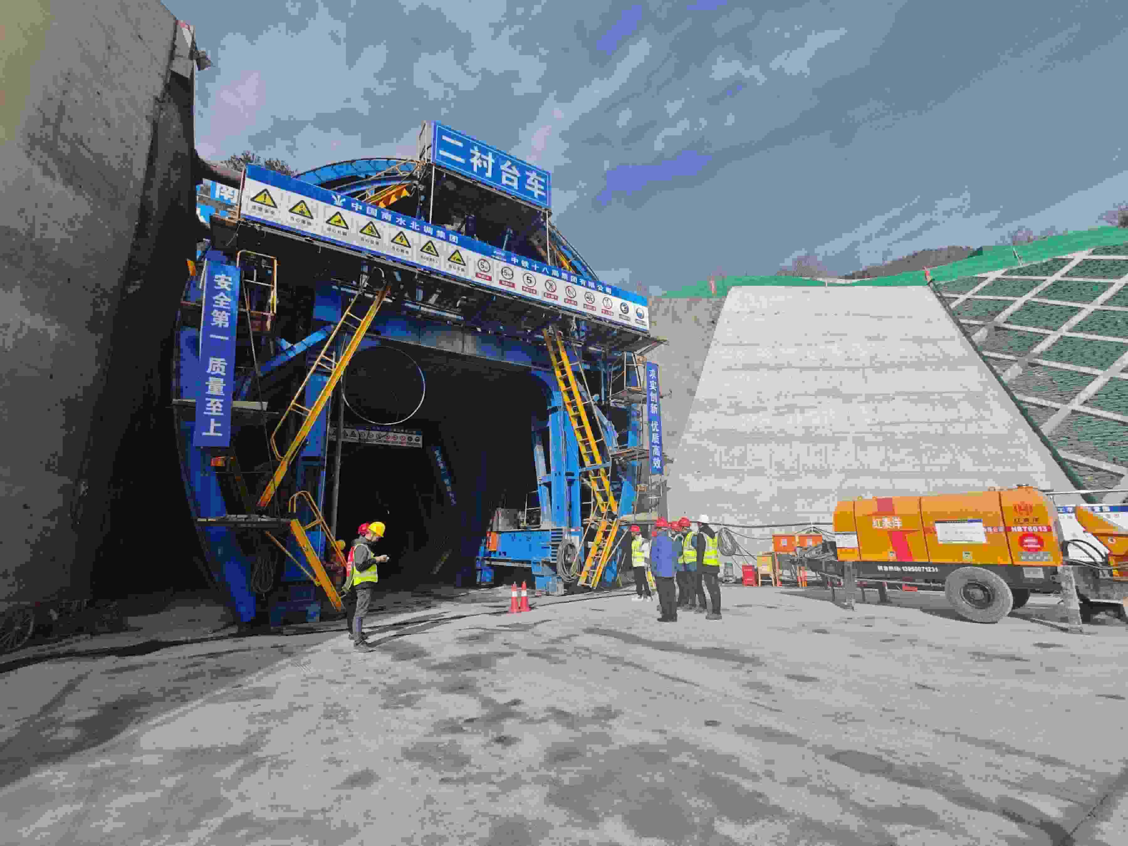 湖北省襄陽市?？悼h馬良鎮(zhèn)的引江補漢工程輸水隧洞8號平洞施工現(xiàn)場。受訪者供圖