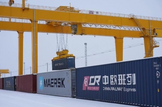 霍爾果斯口岸鐵路換裝場(chǎng)內(nèi)正在進(jìn)行集裝箱換裝作業(yè)。（受訪單位供圖）