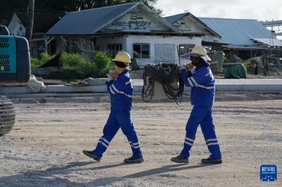 1月18日，工作人員在瑙魯艾沃港碼頭升級改造項目工地工作。新華社記者 王申 攝