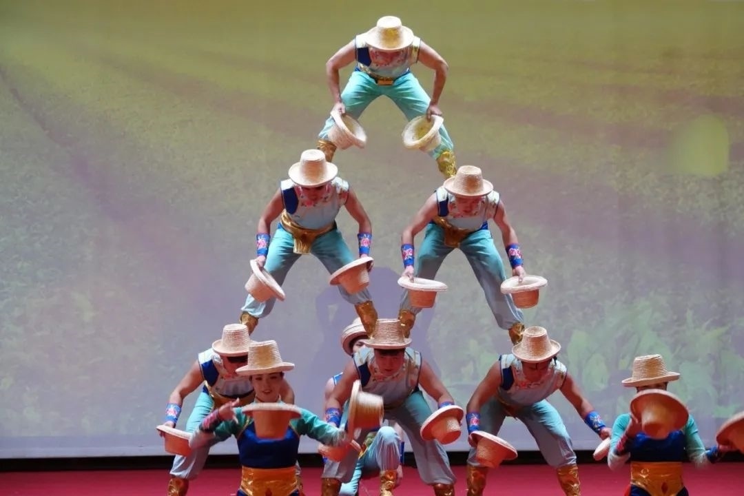 雜技表演“草帽歡歌” 。貝寧中國文化中心供圖