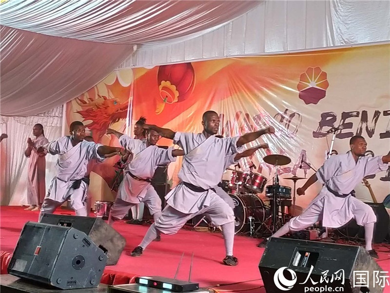 貝寧中國文化中心武術(shù)隊在進行表演。人民網(wǎng)記者 黃培昭攝