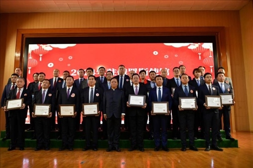 張漢暉為獲獎(jiǎng)單位和個(gè)人頒發(fā)獎(jiǎng)狀。駐俄羅斯使館供圖