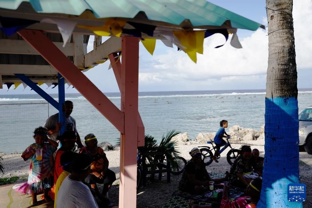 1月20日，當?shù)厝嗽阼斠惶幒┬蓍e娛樂。新華社記者 王申 攝