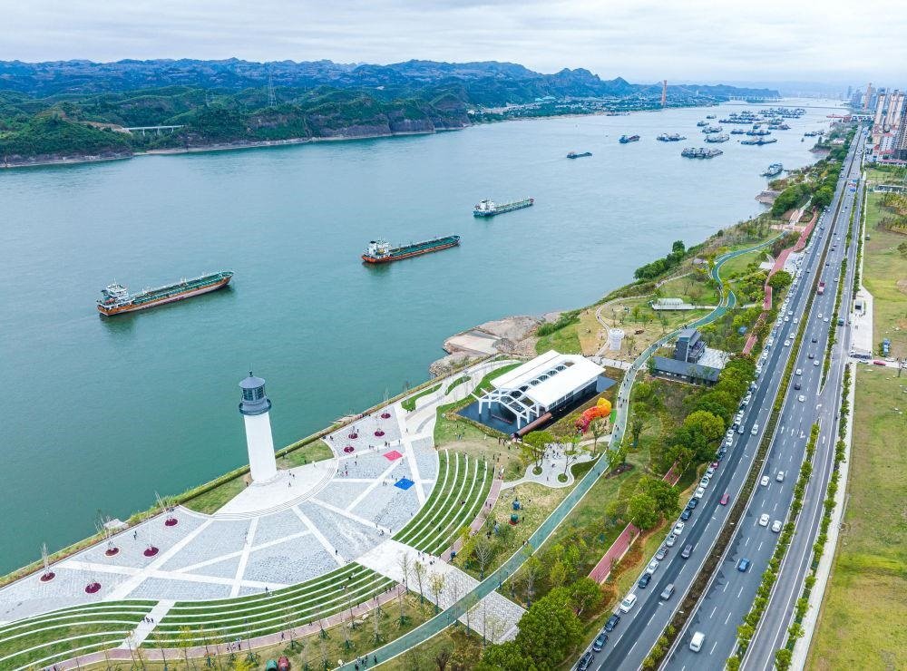 △湖北宜昌市濱江公園燈塔廣場。該廣場是在實施岸線復(fù)綠等綜合措施后，由老舊碼頭改造而成。