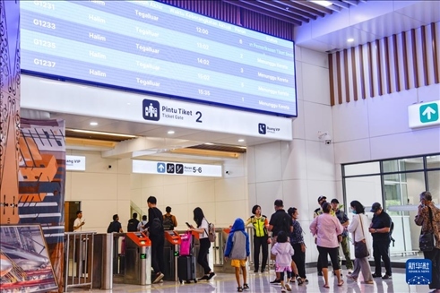 1月24日，在印度尼西亞雅加達(dá)哈利姆站候車大廳，乘客刷票前往站臺。新華社記者 徐欽 攝