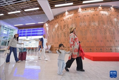 1月24日，在印度尼西亞雅加達(dá)哈利姆站，乘客在候車大廳內(nèi)行走。新華社記者 徐欽 攝