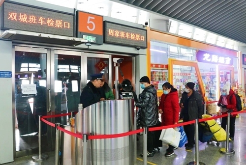 哈西公路客運站內旅客檢票排隊上車。黑龍江省交通運輸廳供圖