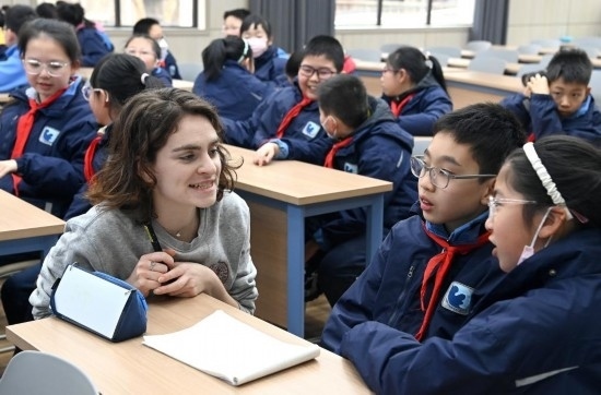  2023年12月18日，在西安新城區(qū)后宰門小學進行的中法校園文化周法語語言沙龍上，西安法語聯(lián)盟的老師與學生進行互動。新華社記者 劉瀟 攝