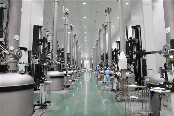 曲靖經(jīng)開區(qū)晶澳太陽能生產(chǎn)車間場景。 葉倬瑋攝